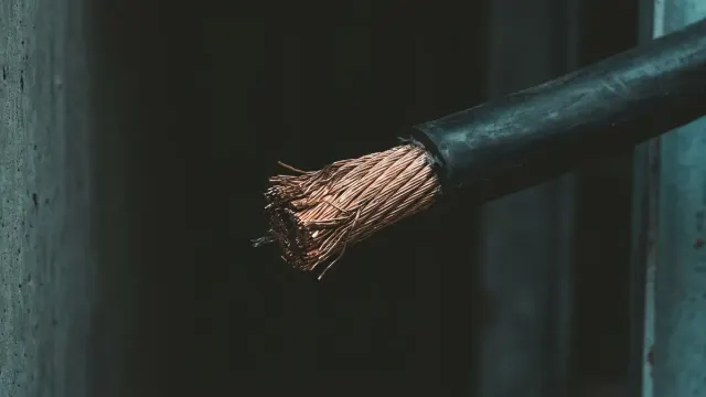 Rezygnacja z umowy na energię elektryczną, na co zwrócić uwagę, aby uniknąć kar umownych